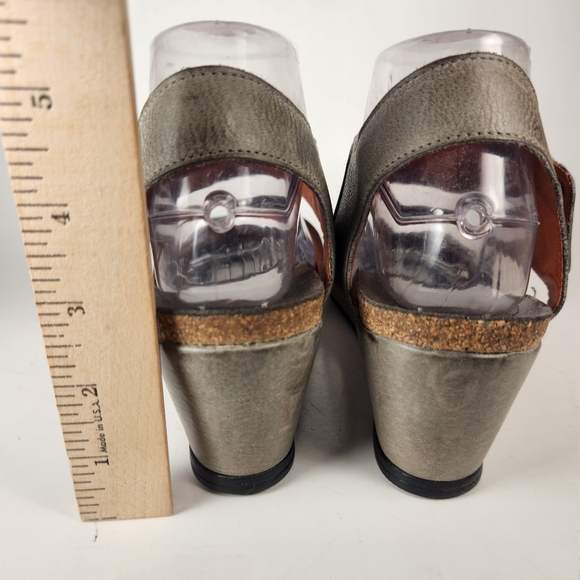 TAOS Women's Carousel Sandal Size 40 / 9 Gray Distressed Leather Wedge Shoe - Picture 6 of 10